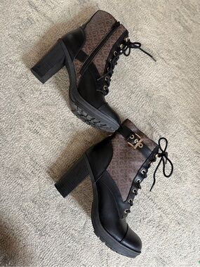 GBG Los Angeles Gifty Lace Up Combat Heel Boots Brown Logo Print 8M
